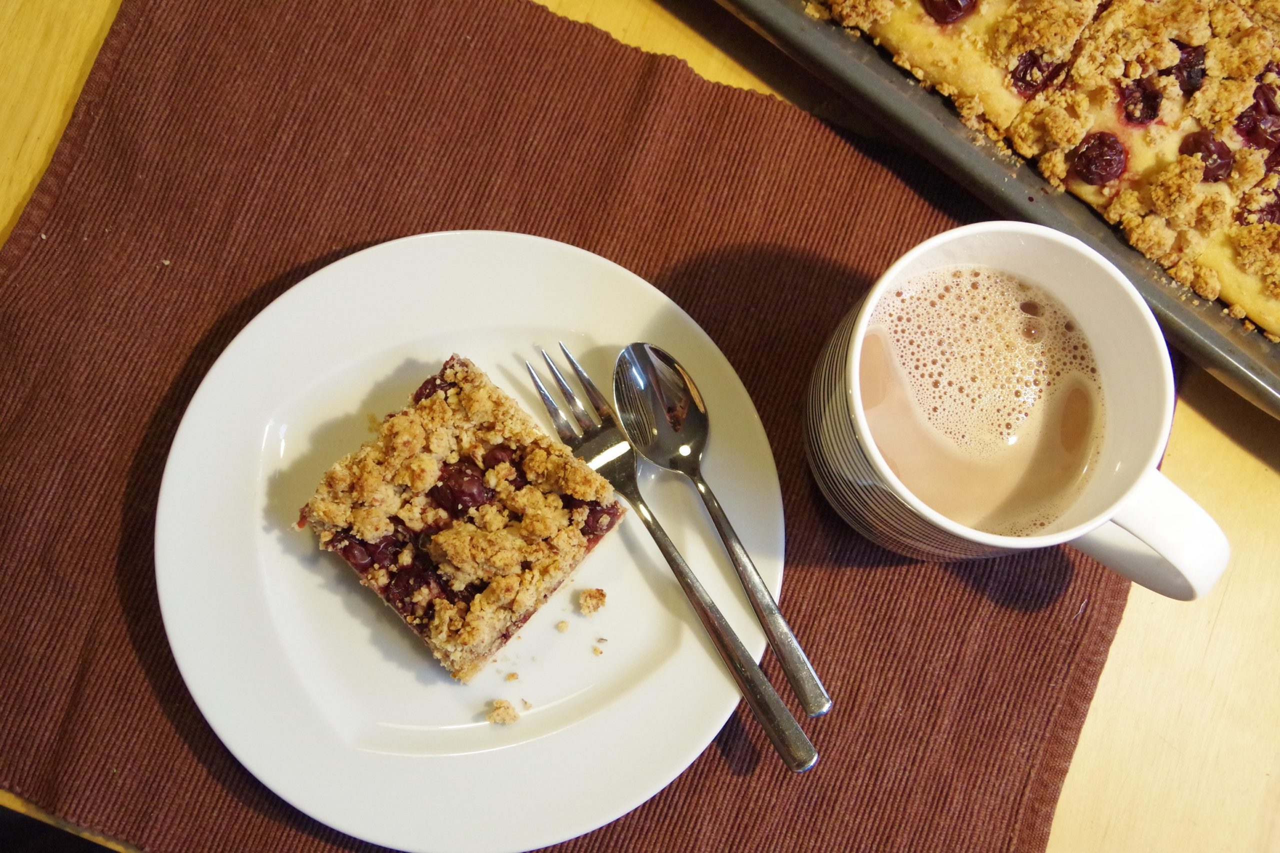 Streuselkuchen mit Kirschen (vegan, ohne Zucker