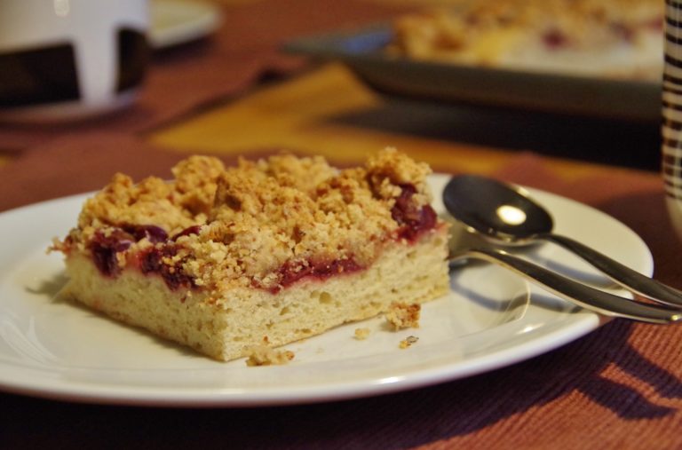 Streuselkuchen mit Kirschen (vegan, ohne Zucker